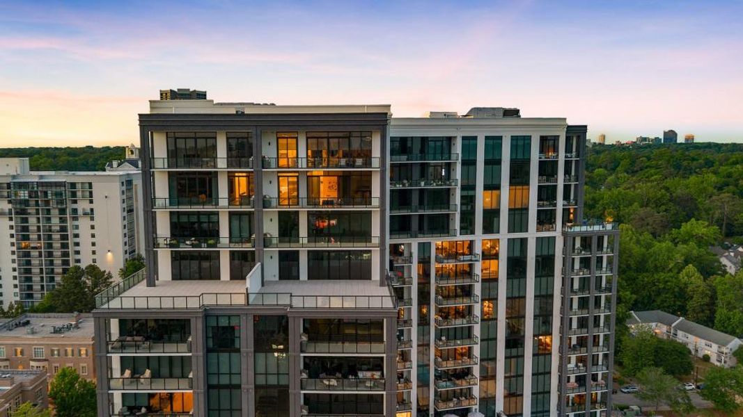 Condo located in Atlanta, GA showcasing its design and architecture (Image 3).