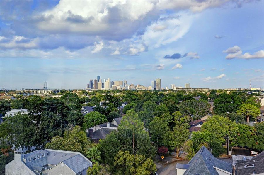 Walls of windows and a large terrace highlight remarkable vistas stretching from lush treetops and gleaming high-rises to endless open skies. Bask in picture-postcard views of the iconic Houston skyline from your seventh-floor abode.