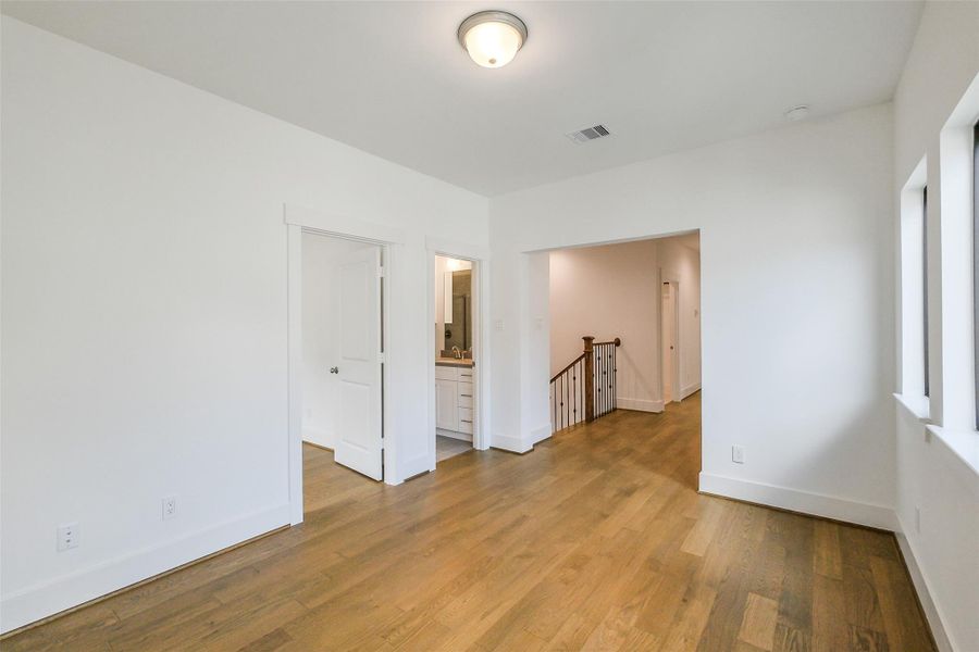 Spacious, unfurnished interior of a new home in Timbergrove Trails, Houston (Image 35).