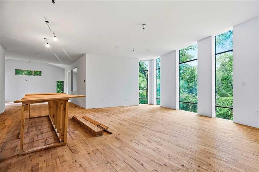 Spacious, unfurnished interior of a new home in , Atlanta (Image 6).