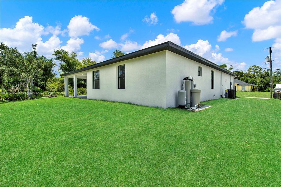 Exterior details and patio area of a home in , Port Charlotte (Image 21).