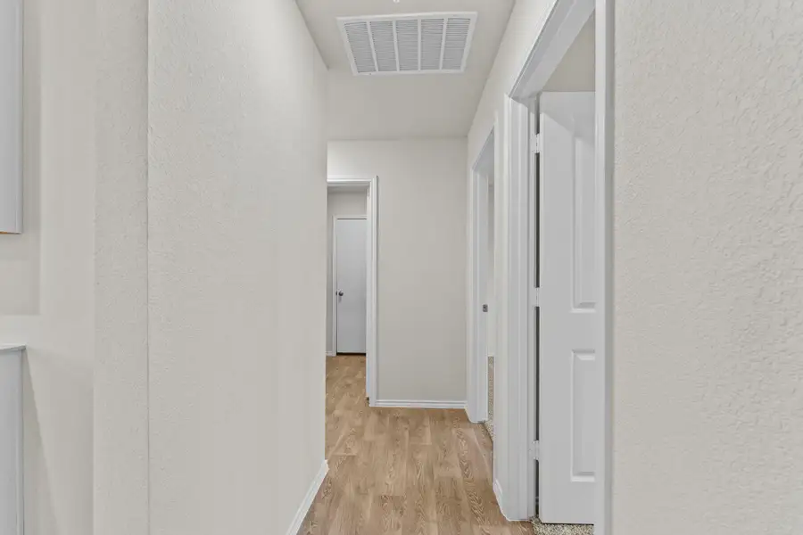 Spacious, unfurnished interior of a new home in Ladera, Luling (Image 26).