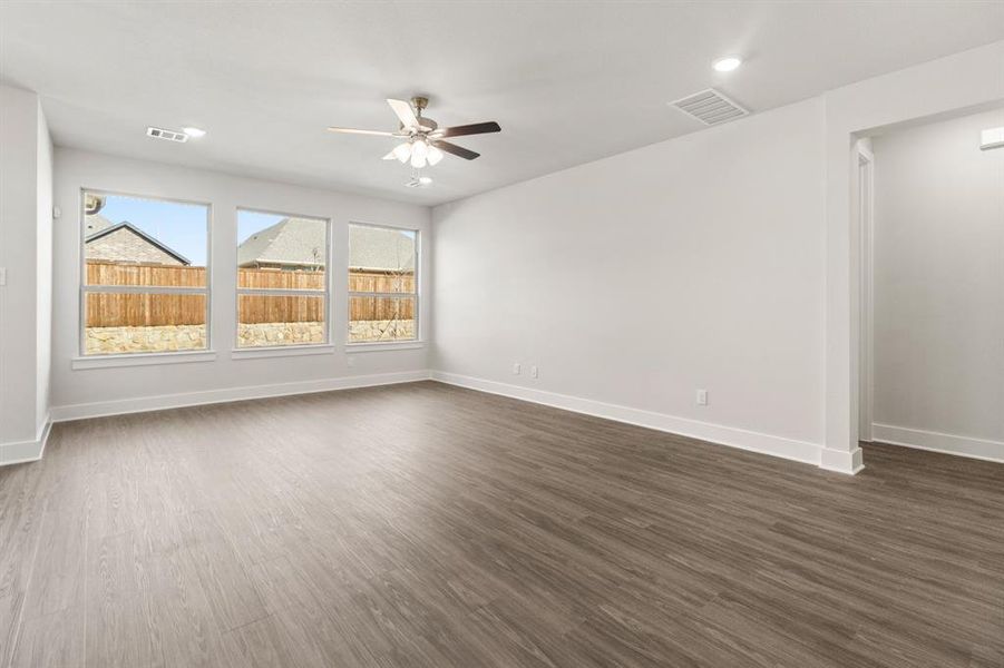 Spacious, unfurnished interior of a new home in Lyons Crest Estates, Garland (Image 16).