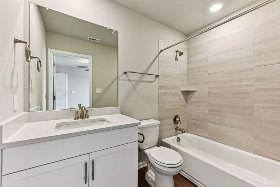 Full En Suite bath for secondary BR upstairs