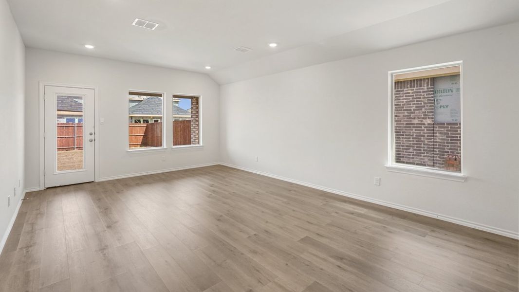 Spacious, unfurnished interior of a new home in Blaire Lake, Tyler (Image 13).