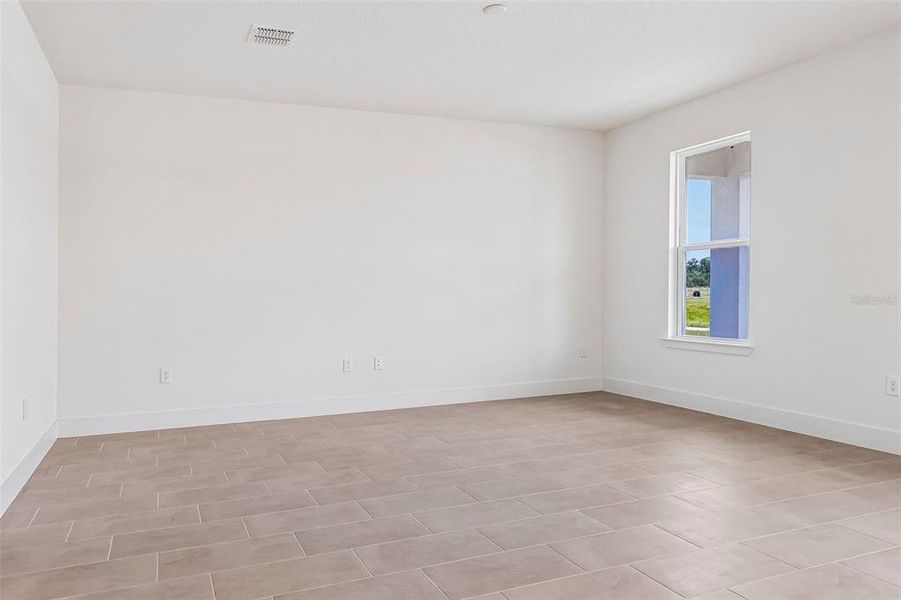 Spacious, unfurnished interior of a new home in Lakeside at Satilla, St. Cloud (Image 15).
