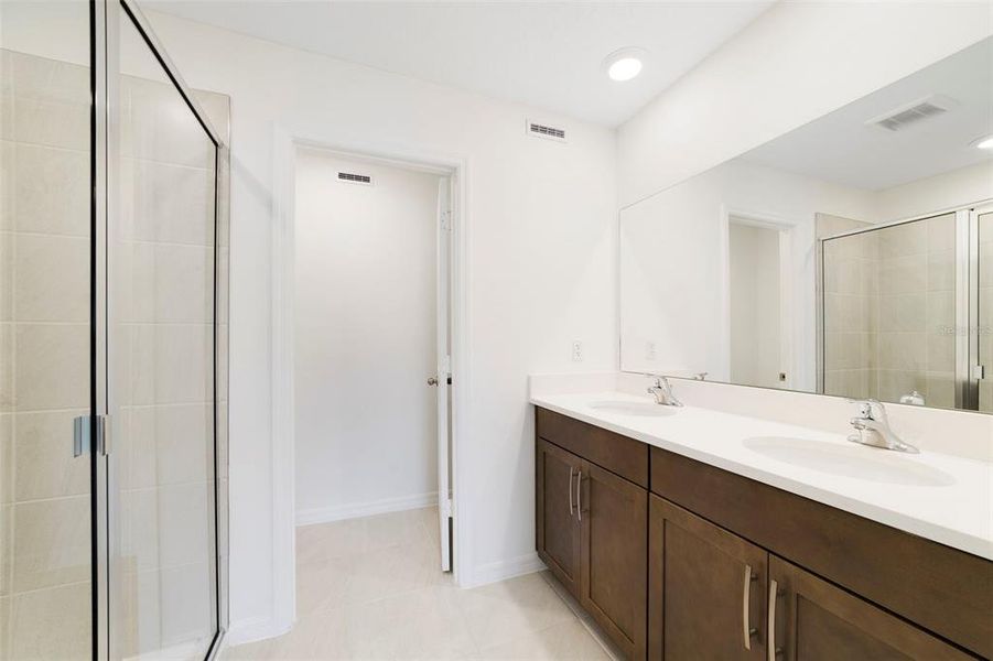 Furnished interior view inside a new home in Towns at Greenleaf, Oviedo (Image 10).