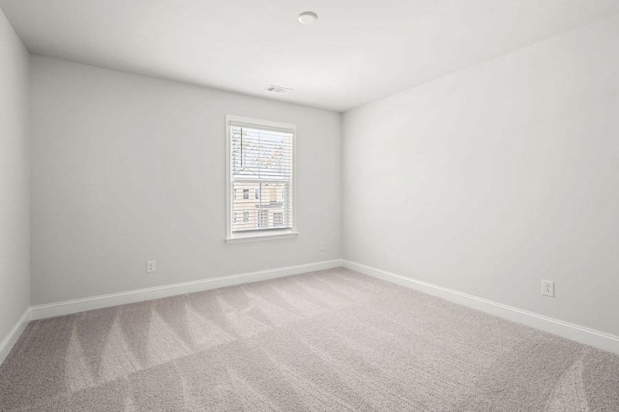 Spacious, unfurnished interior of a new home in Waterways, Richmond Hill (Image 31).