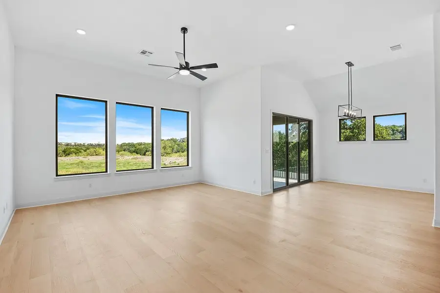 Spacious, unfurnished interior of a new home in Wolf Ranch South Fork, Georgetown (Image 11).