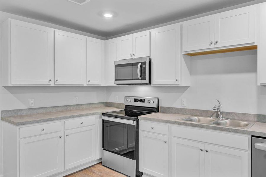 Furnished interior view inside a new home in Stone Ridge, Moncks Corner (Image 9).