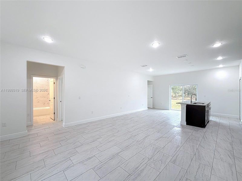 Spacious, unfurnished interior of a new home in , Ocala (Image 11).
