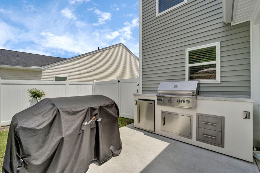 Exterior details and patio area of a home in , Hardeeville (Image 4).
