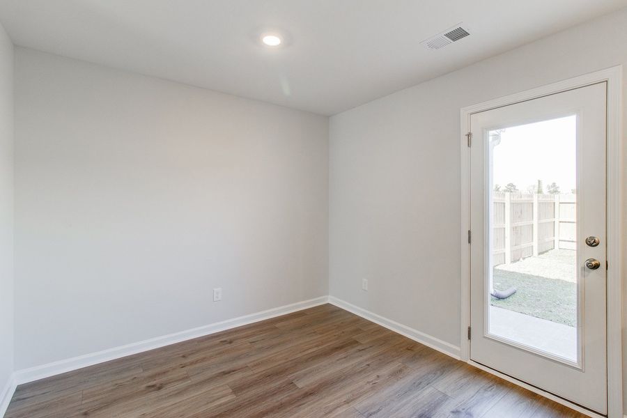 Spacious, unfurnished interior of a new home in Astoria, Columbia (Image 16).