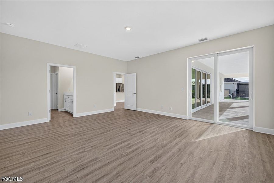 Spacious, unfurnished interior of a new home in Cape Coral, Cape Coral (Image 20).