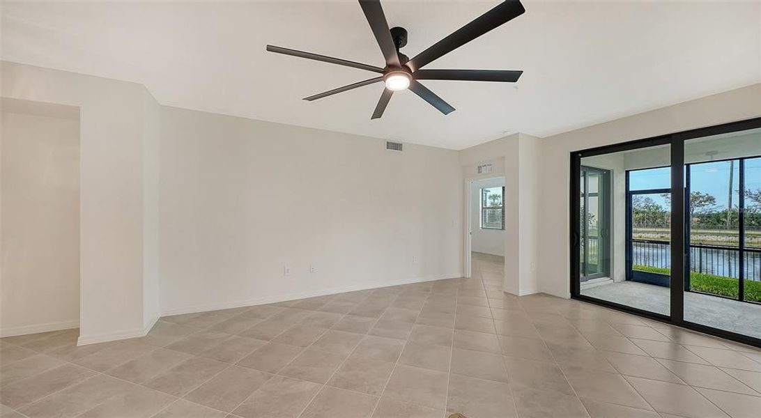 Spacious, unfurnished interior of a new home in Legends Cove, Bradenton (Image 23).