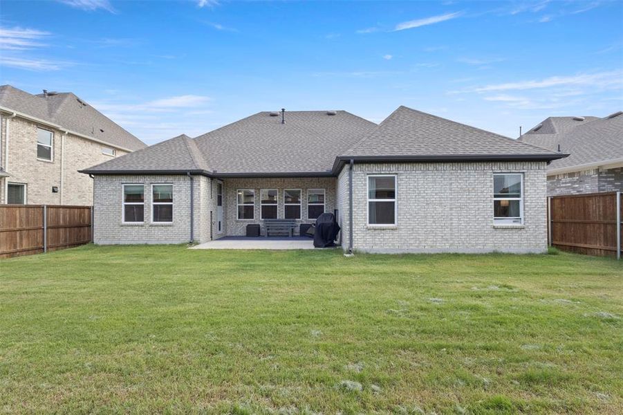 Exterior details and patio area of a home in Lyons Crest Estates, Garland (Image 3).