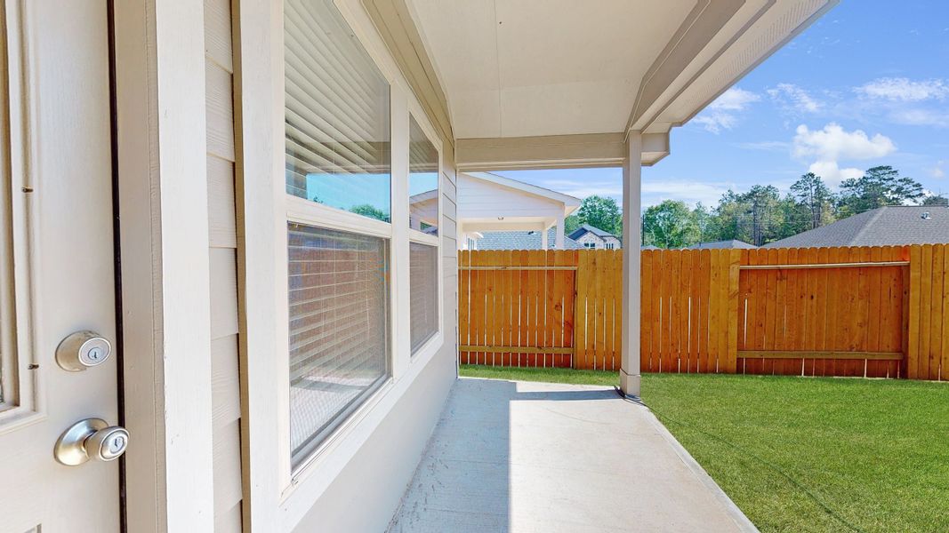 Representative exterior details of a home built from the Floor Plan 1605 by Colina Homes in River Ranch, Dayton (Image 3).