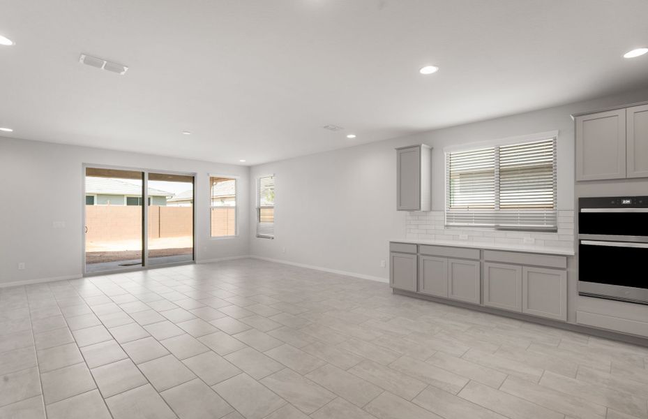 Spacious, unfurnished interior of a new home in Blossom Rock, Apache Junction (Image 23).