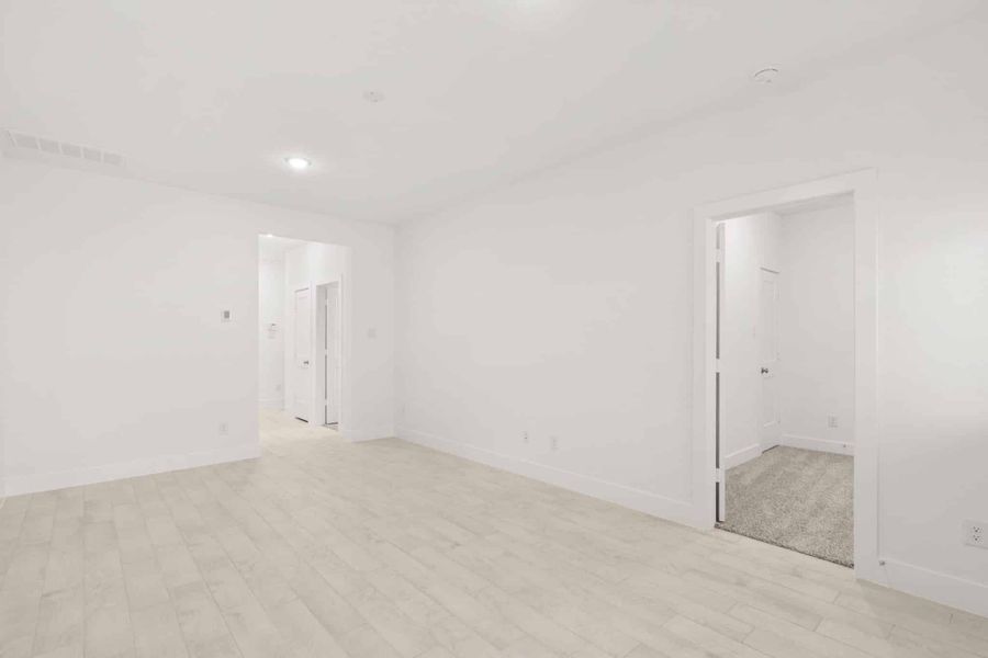 Spacious, unfurnished interior of a new home in Sienna, Missouri City (Image 19).