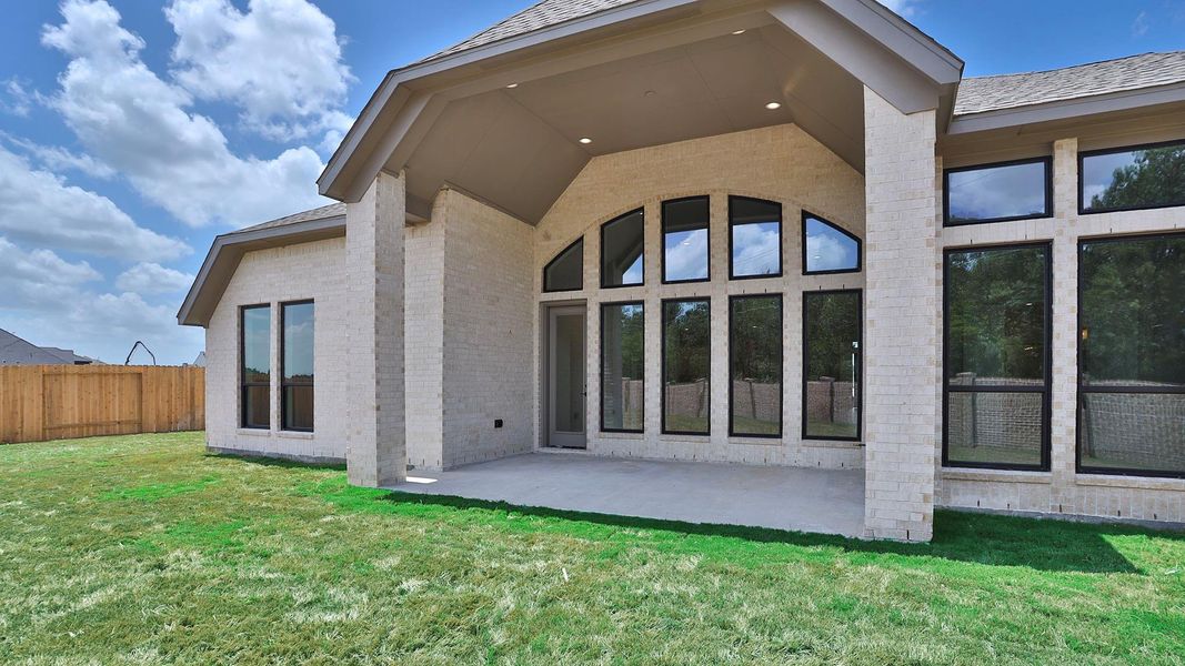 Exterior details and patio area of a home in Briarley, Montgomery (Image 3).
