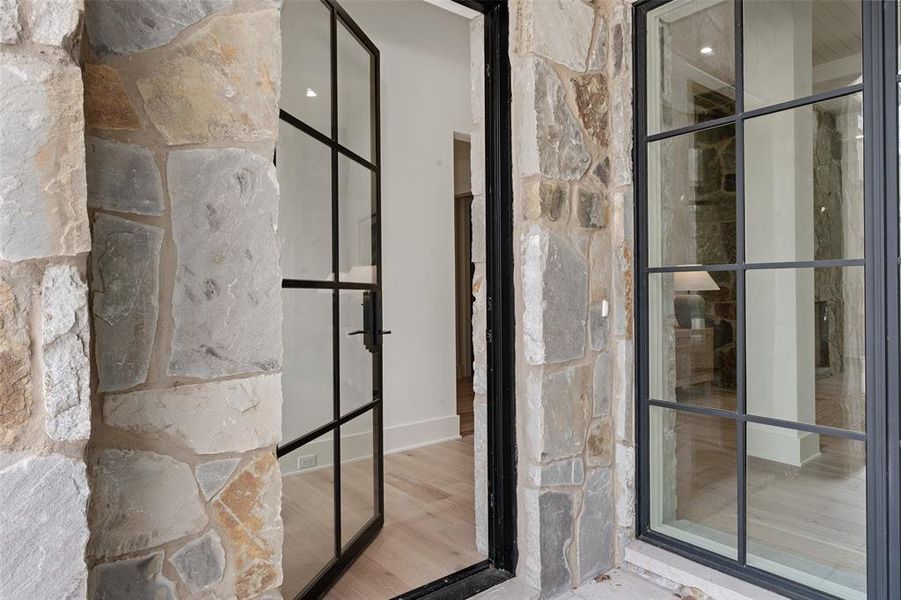 Exterior details and patio area of a home in , Malakoff (Image 23).