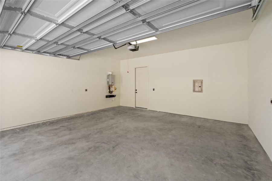 Spacious, unfurnished interior of a new home in Hacienda, Austin (Image 25).