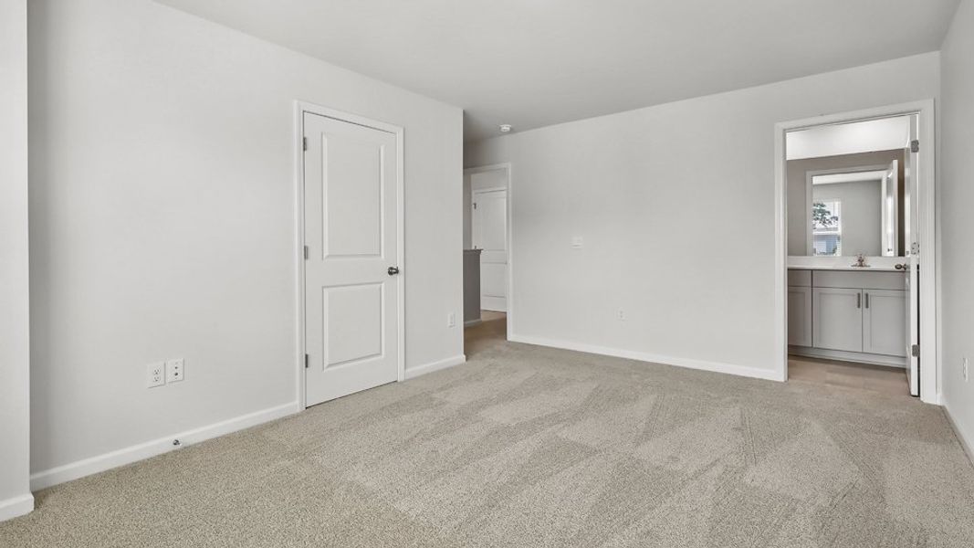 Spacious, unfurnished interior of a new home in Clock Road Townhomes, New Bern (Image 17).