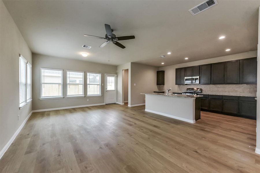 Spacious, unfurnished interior of a new home in King Oaks Village, Baytown (Image 16). Spacious, unfurnished interior of a new home in King Oaks Village, Baytown (Image 16).