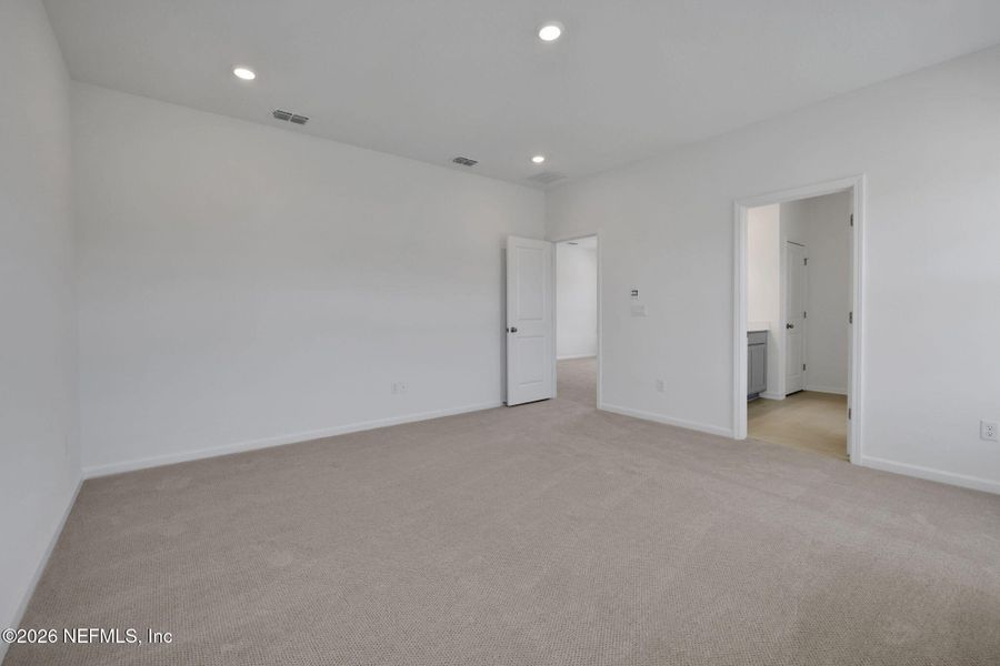 Spacious, unfurnished interior of a new home in Hyland Trail, Green Cove Springs (Image 35).