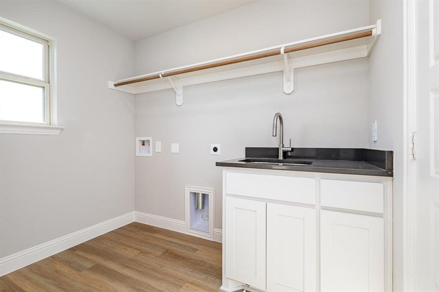 Furnished interior view inside a new home in , Waxahachie (Image 9).