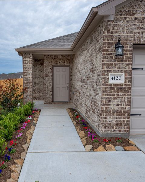 Representative exterior details of a home built from the Floor Plan 1427 by Colina Homes in River Ranch, Dayton (Image 3).