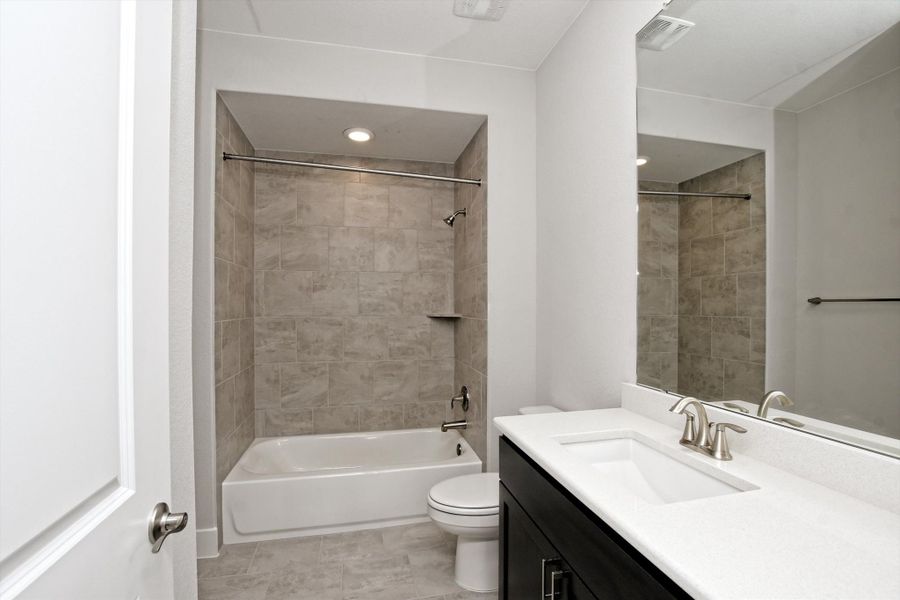 Representative furnished interior of a home built from the Vanderpool II by Giddens Homes in Whispering Wind, Bertram (Image 21).