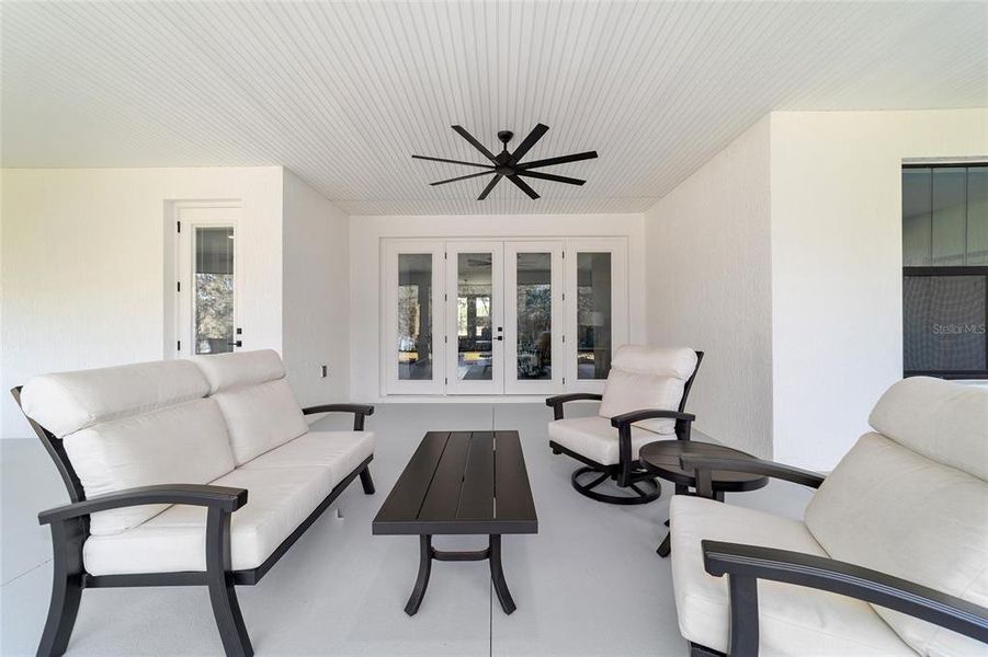 Exterior details and patio area of a home in , Belleview (Image 4).