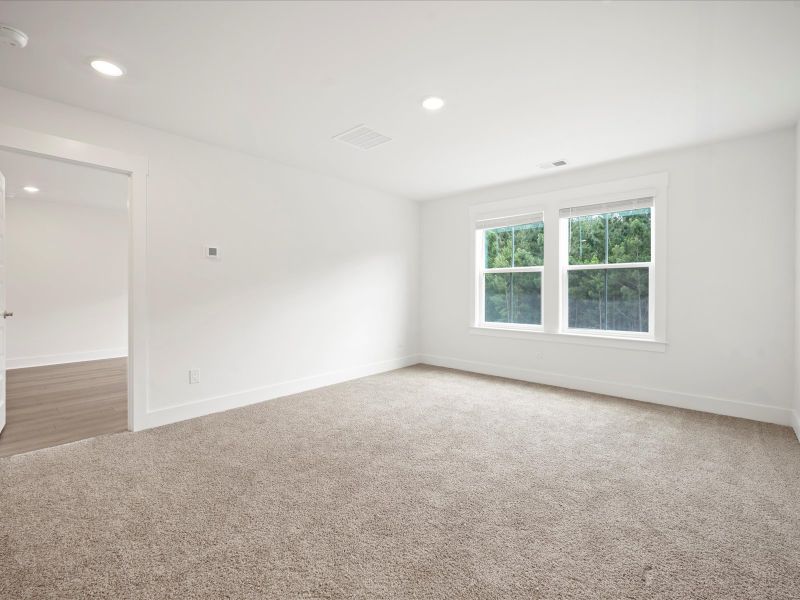 Spacious, unfurnished interior of a new home in The Coves at Lakes of Cane Bay, Summerville (Image 28).