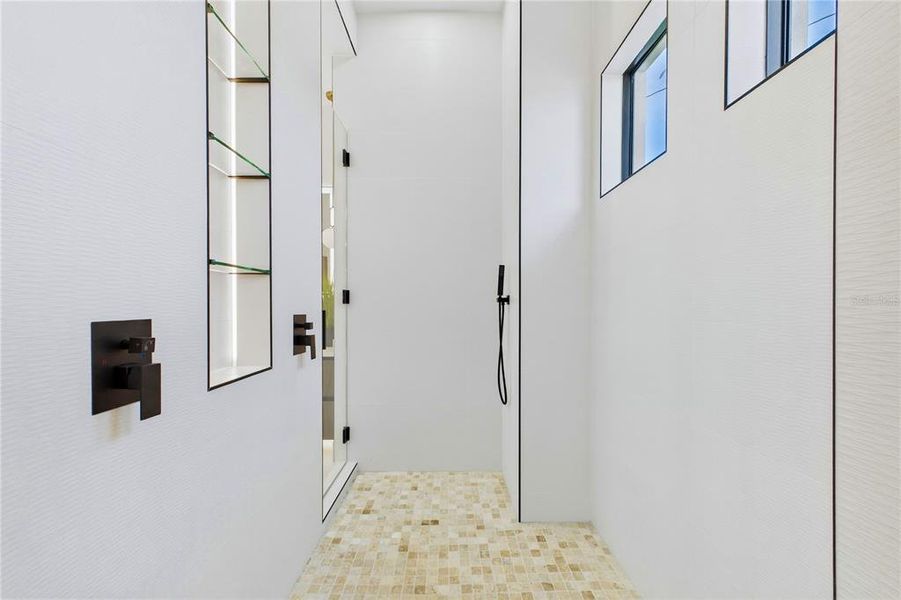 Spacious, unfurnished interior of a new home in , Cape Coral (Image 21).