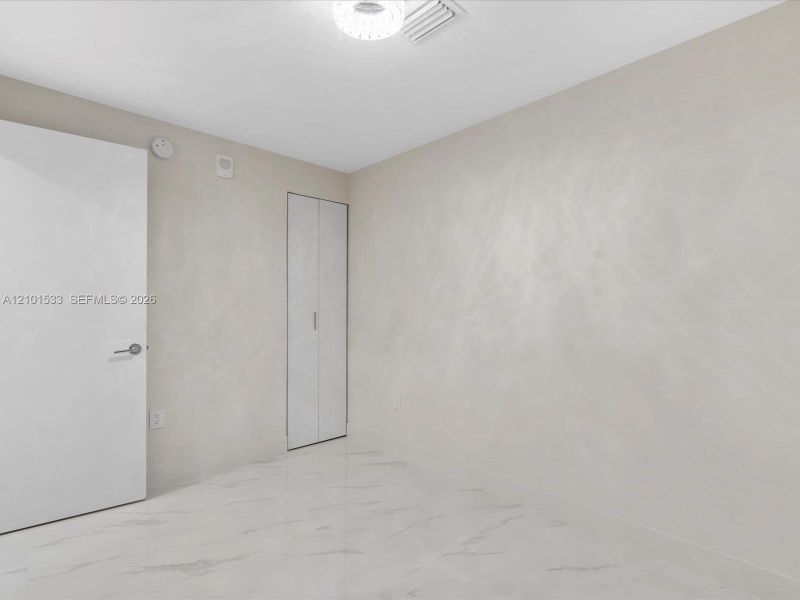 Spacious, unfurnished interior of a new home in Aria Reserve, Miami (Image 34).
