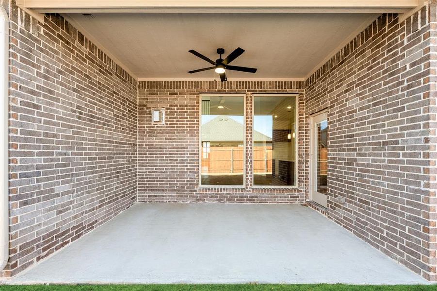 Exterior details and patio area of a home in Country Lakes, Denton (Image 28).