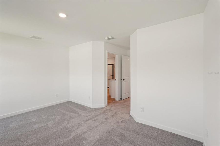 Spacious, unfurnished interior of a new home in Port Charlotte, North Port (Image 17).