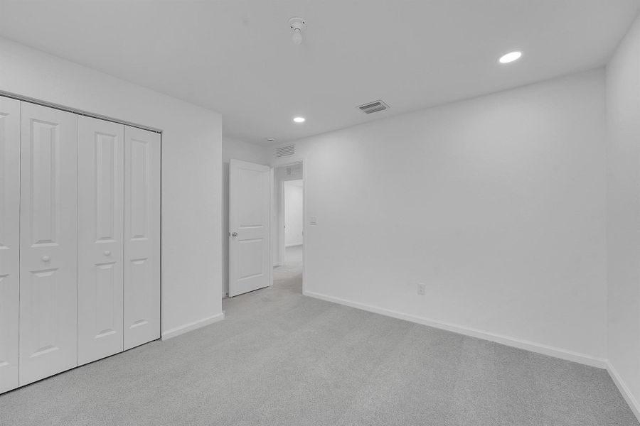 Spacious, unfurnished interior of a new home in Bent Creek: The Meadows Collection, Fort Pierce (Image 11).