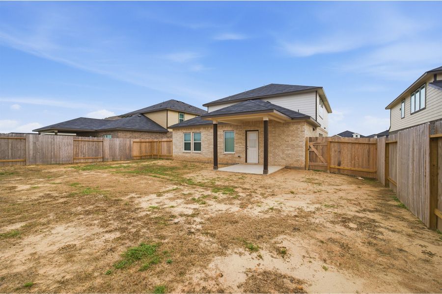 Exterior details and patio area of a home in Pearlbrook, Texas City (Image 4).