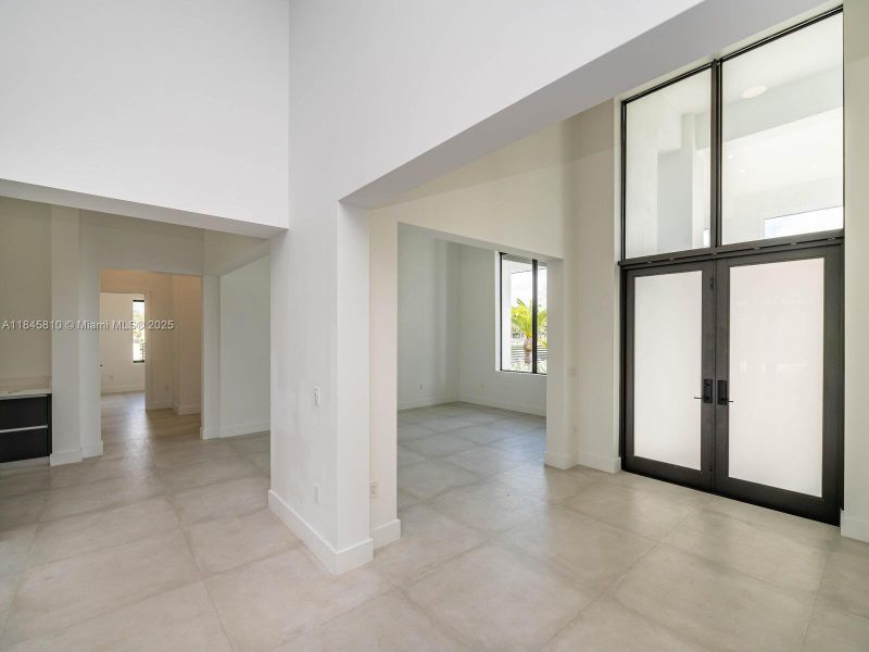 Spacious, unfurnished interior of a new home in , Miami (Image 49).
