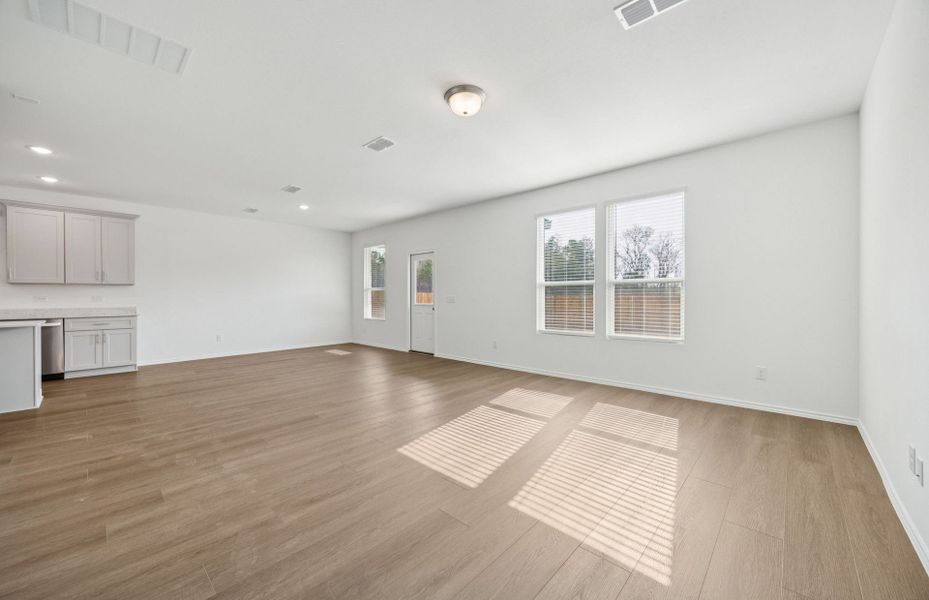 Spacious, unfurnished interior of a new home in Mobberly Farms, Pilot Point (Image 17).