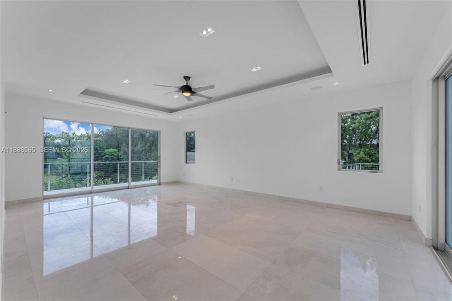 Spacious, unfurnished interior of a new home in , Pinecrest (Image 20).