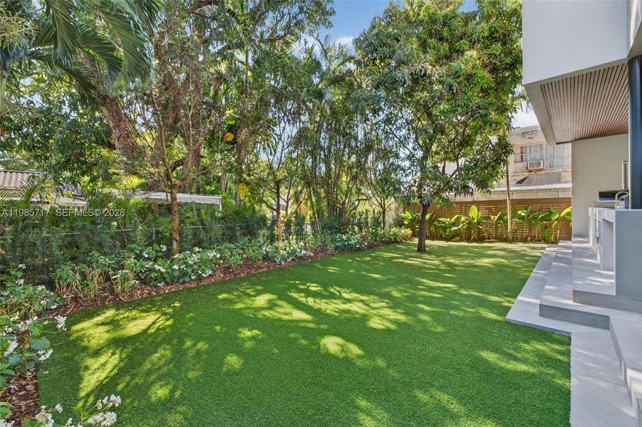 Exterior details and patio area of a home in , Miami (Image 35).