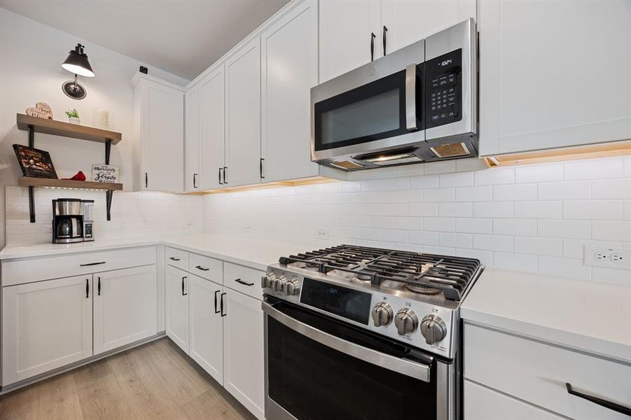 Furnished interior view inside a new home in Rolling Ridge, Van Alstyne (Image 11).