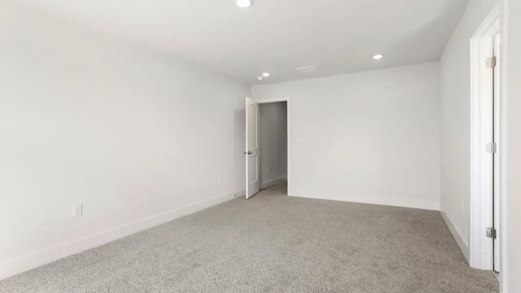 Spacious, unfurnished interior of a new home in Ken's Crossing, Moore (Image 31).