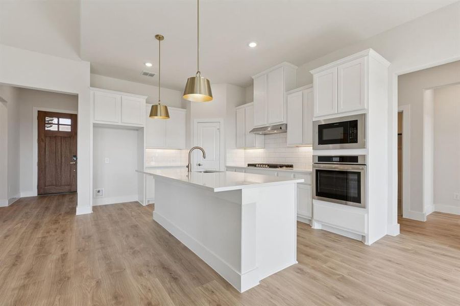 Furnished interior view inside a new home in Ellis Ranch Estates, Waxahachie (Image 7).