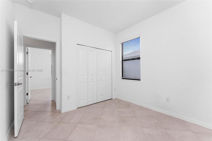 Spacious, unfurnished interior of a new home in , Port Charlotte (Image 14).