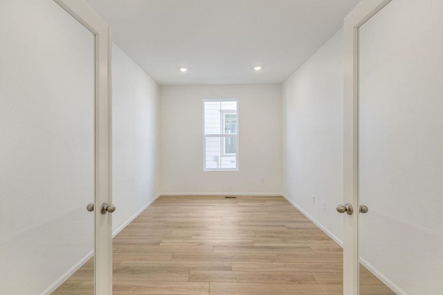Spacious, unfurnished interior of a new home in Murphy Creek Reserve, Aurora (Image 6).