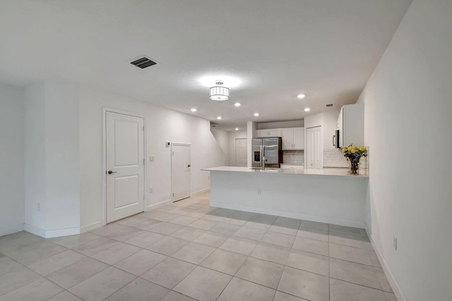 Spacious, unfurnished interior of a new home in , Lake Worth (Image 11).